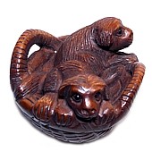 японская нецка Два щенка в корзине, дерево, резьба