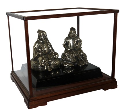 парная японская статуэтка в стеклянной витрине