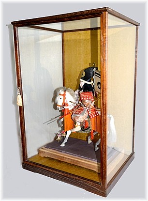 японская антикварная кукла в стеклянной витрине