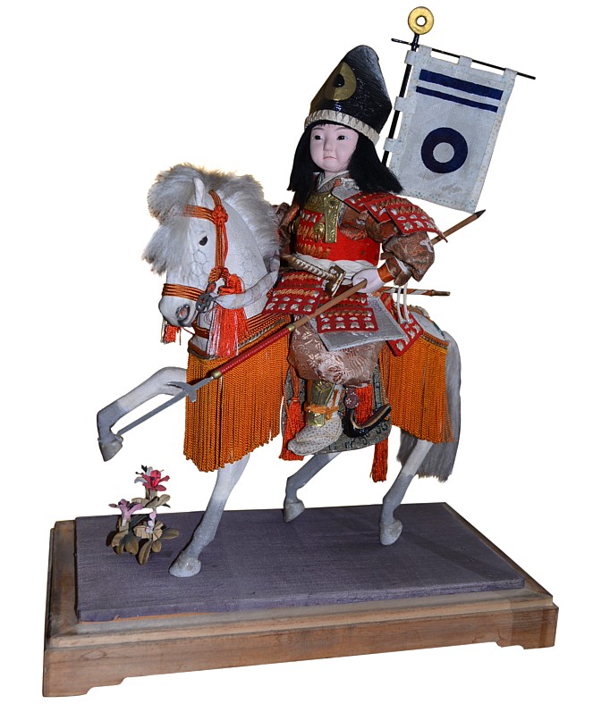 самурай в боевых доспехах верхом на белом коне, японская антикварная кукла