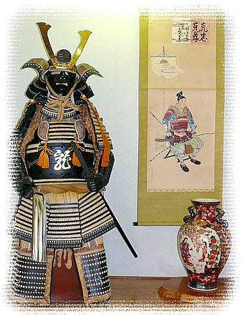 самурайские доспехи, японский рисунок на свитке и большая японская напольная ваза