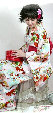 японское традиционное шелковое женское кимоно с авторским рисунком