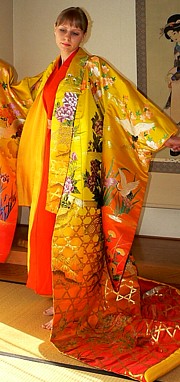 японское традиционное кимоно-накидка невесты